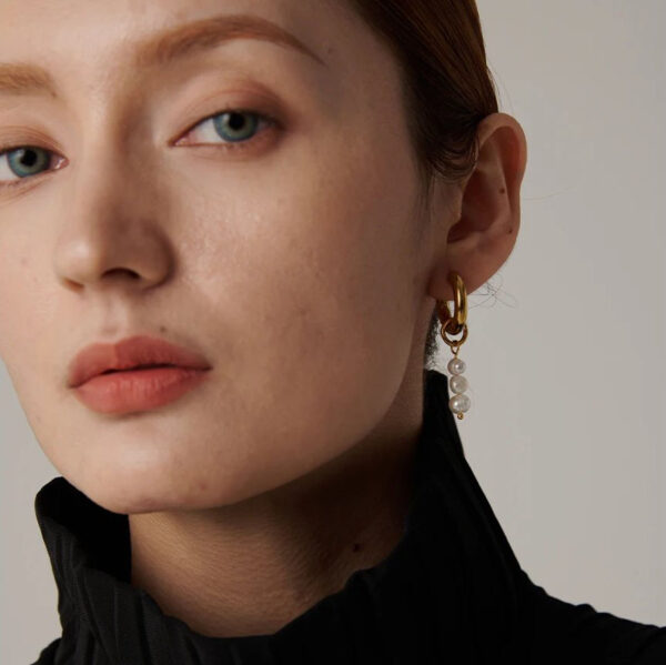 Boucle d'oreille fleur Perle Asymétrique – Image 5
