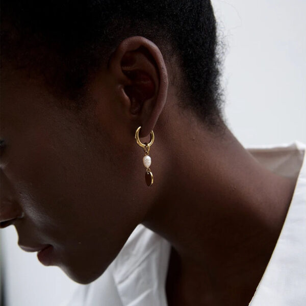 Boucle d'oreille fleur Perle Gravée – Image 2