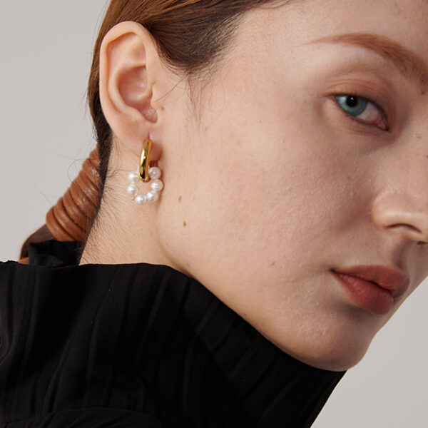 Boucle d'oreille fleur Perle Asymétrique – Image 4