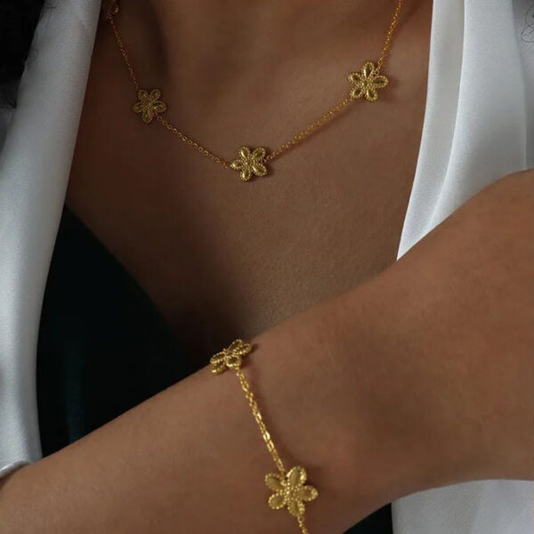 Collier fleur Dévouée – Image 2