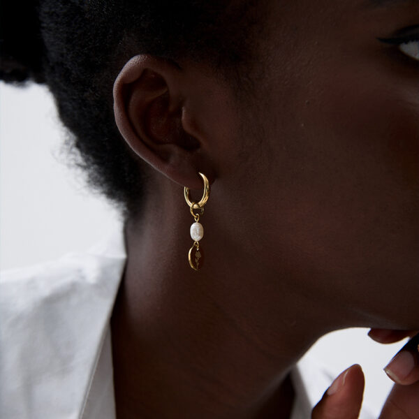 Boucle d'oreille fleur Perle Gravée – Image 3