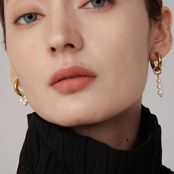 Boucle d'oreille fleur Perle Asymétrique – Image 2