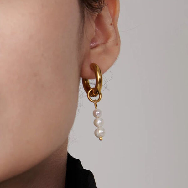 Boucle d'oreille fleur Perle Asymétrique – Image 3